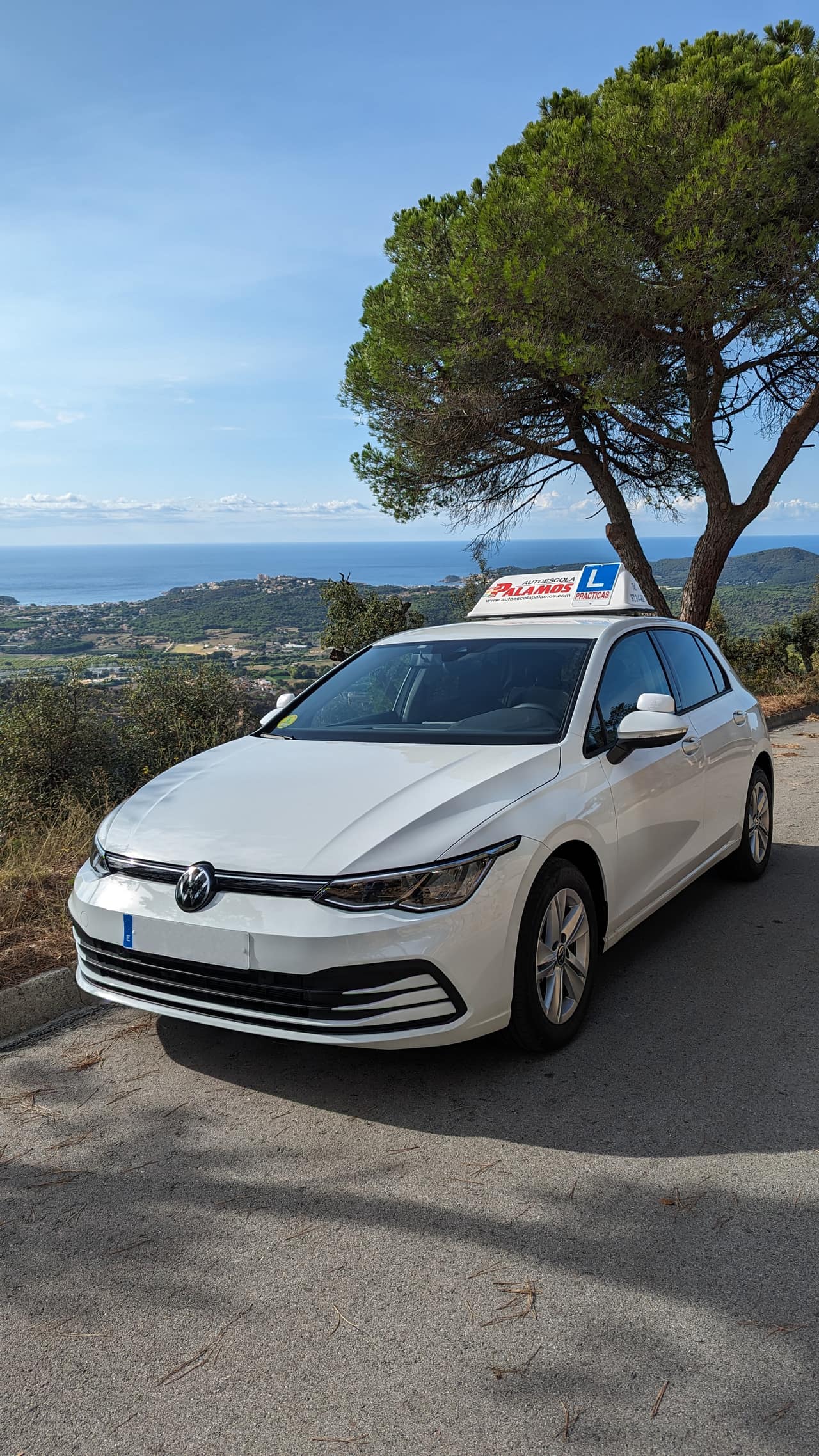 VW Golf 8 amb la Costa Brava al fons